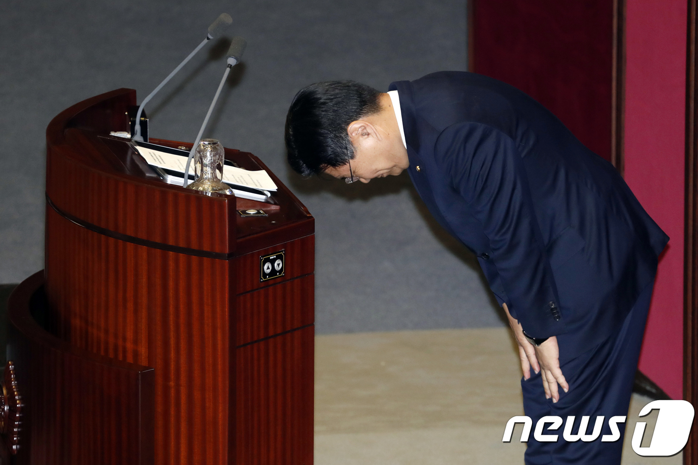 (서울=뉴스1) 안은나 기자 = 홍문종 자유한국당 의원이 21일 서울 여의도 국회에서 열린 본회의에서 체포동의요구안에 대한 표결 전 신상 발언을 하기 위해 인사하고 있다. 이날 본 …