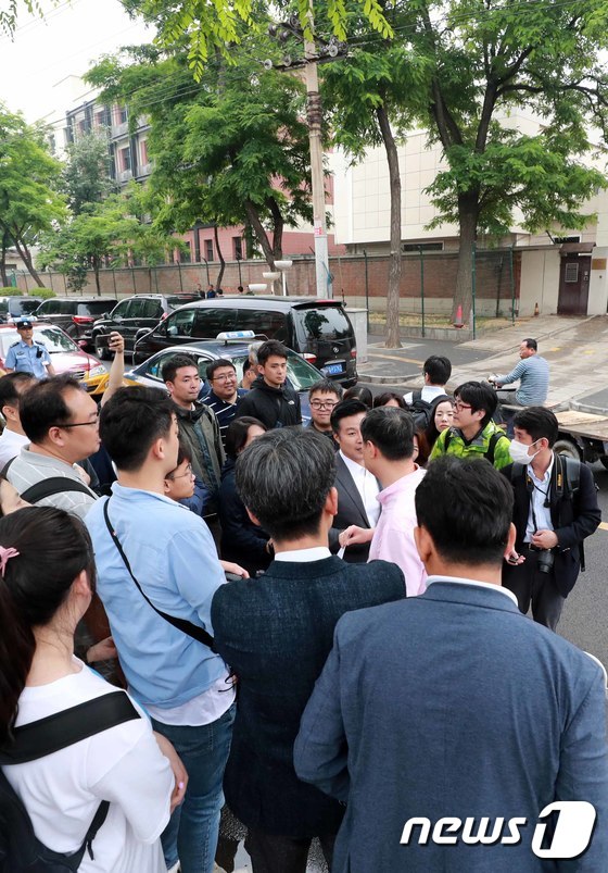 주중 북한 대사관 앞에 몰려든 취재진