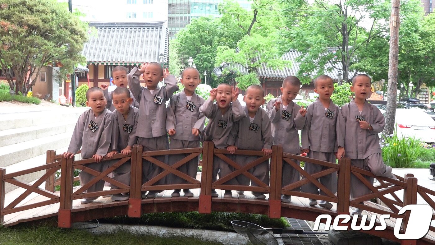 본문 이미지 - 조계사 보리수 새싹학교 동자승 10명이 부처님에게 인사하고 있다. ⓒ News1