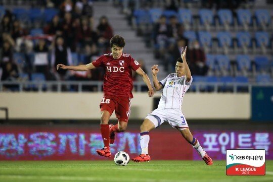 본문 이미지 - 부산 아이파크와 수원FC가 21일 부산 구덕운동장에서 열린 KEB하나은행 K리그2 2018 12라운드에서 1-1로 비겼다. (한국프로축구연맹 제공) ⓒ News1