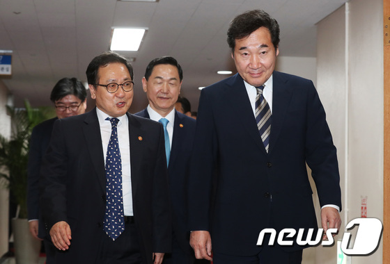 임시국무회의장 향하는 이낙연 총리와 유영민 장관