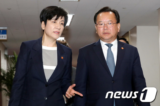 김부겸-김영주 장관 '임시국무회의 참석'