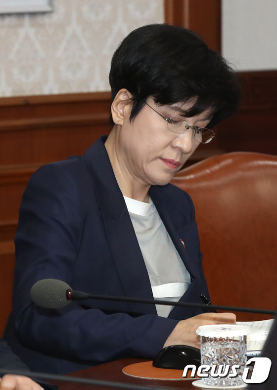임시국무회의 참석한 김영주 장관