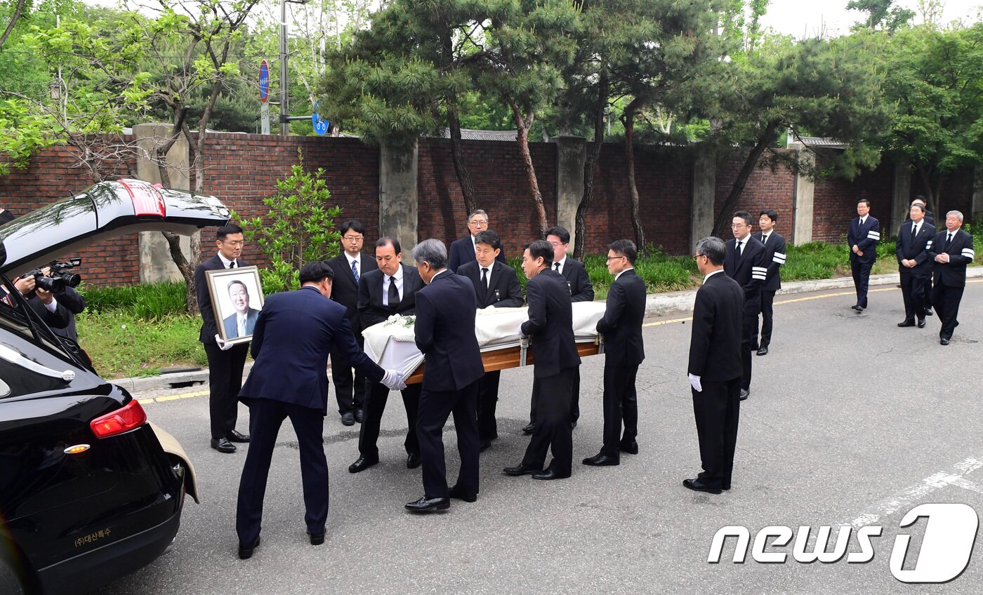 본문 이미지 - 22일 오전 서울 종로구 연건동에서 열린 고(故) 구본무 LG 회장의 발인식에서 고인의 운구가 구광모 상무(오른쪽 두번째) 등 유가족들의 마지막 인사를 받으며 차량에 옮겨지고 있다. 2018.5.22/뉴스1 ⓒ News1 사진공동취재단