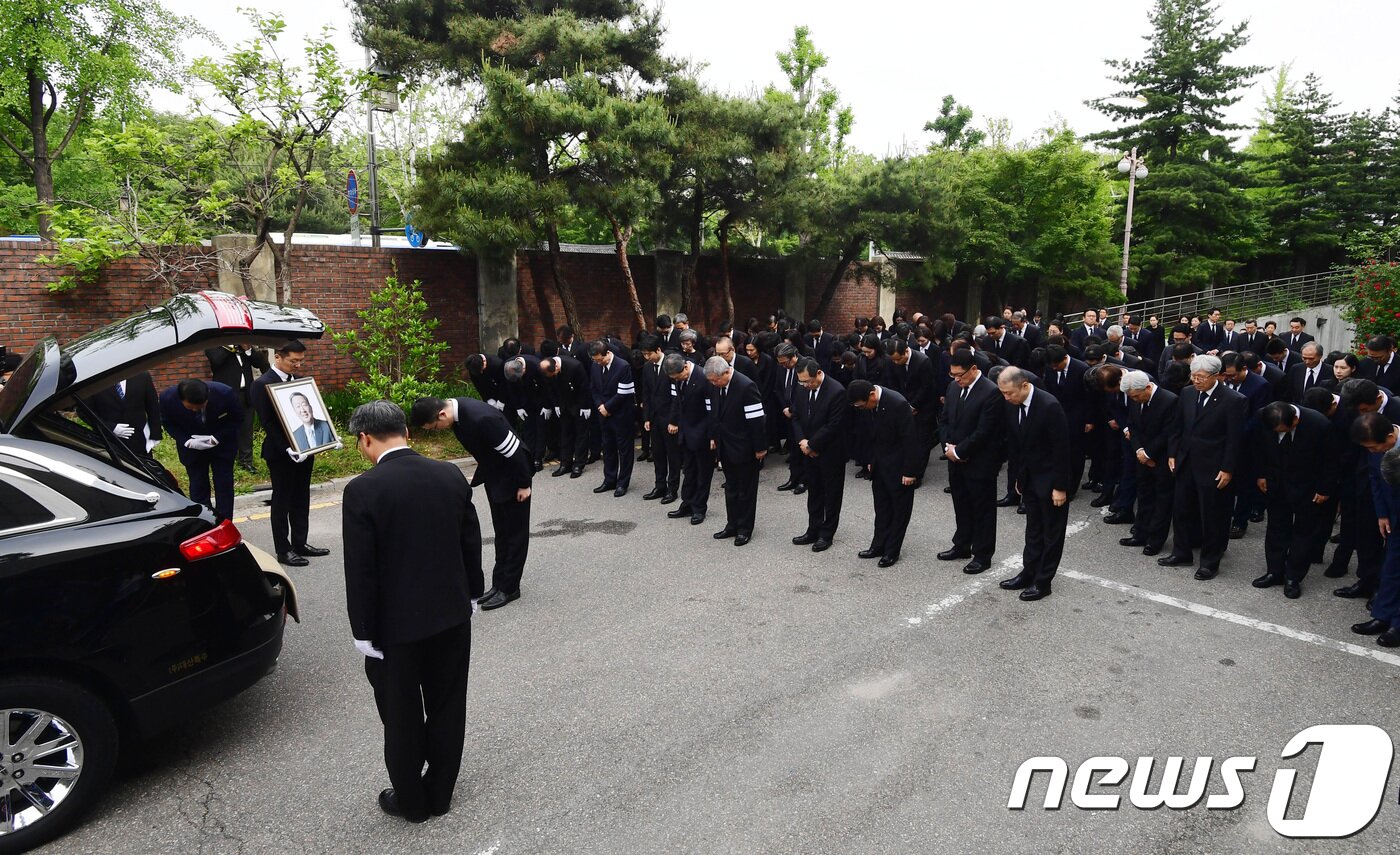 본문 이미지 - 22일 오전 서울 종로구 연건동에서 열린 고(故) 구본무 LG 회장의 발인식에서 구광모 상무를 비롯한 유가족과 관계자들이 고인의 운구차량을 향해 마지막 인사를 하고 있다. 2018.5.22/뉴스1 ⓒ News1 사진공동취재단