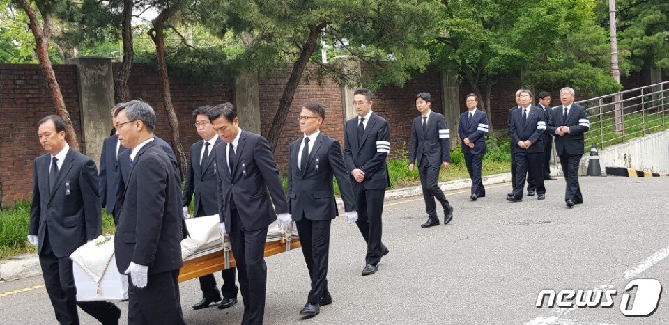 본문 이미지 - 구본무 LG그룹 회장의 발인이 22일 오전 서울대병원에서 엄수됐다. 구본무 회장의 외아들인 구광모 LG전자 상무가 운구차를 향해  서 있는 모습. ⓒ News1 장은지 기자