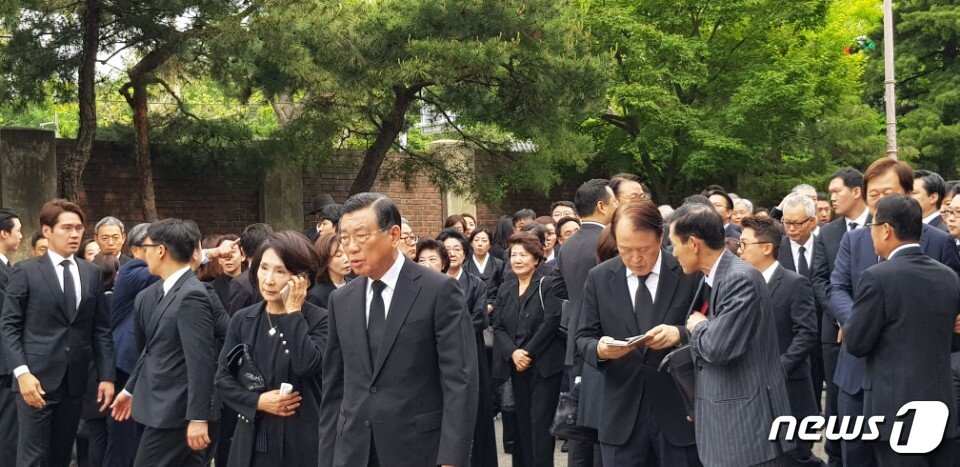 본문 이미지 - 구본무 LG그룹 회장의 발인식에 참석한 박삼구 금호아시아나그룹 회장. ⓒ News1 장은지 기자