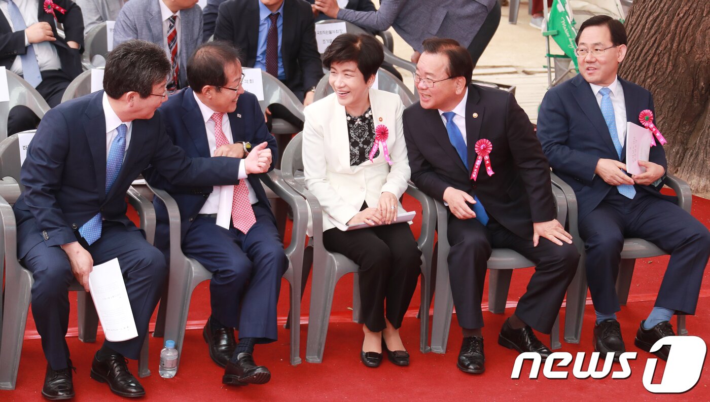 본문 이미지 - 2018년 5월 22일 불기 2562년 부처님 오신날을 맞아 22일 서울 견지동 조계사에서 열린 봉축 법요식에서 유승민 바른미래당 공동대표와 김부겸 행정안전부 장관이 대화를 나누고 있다. 왼쪽부터 유 공동대표, 홍준표 자유한국당 대표, 김영주 고용노동부장관, 김 장관, 주호영 자유한국당 의원.  2018.5.22 ⓒ 뉴스1 이동원 기자