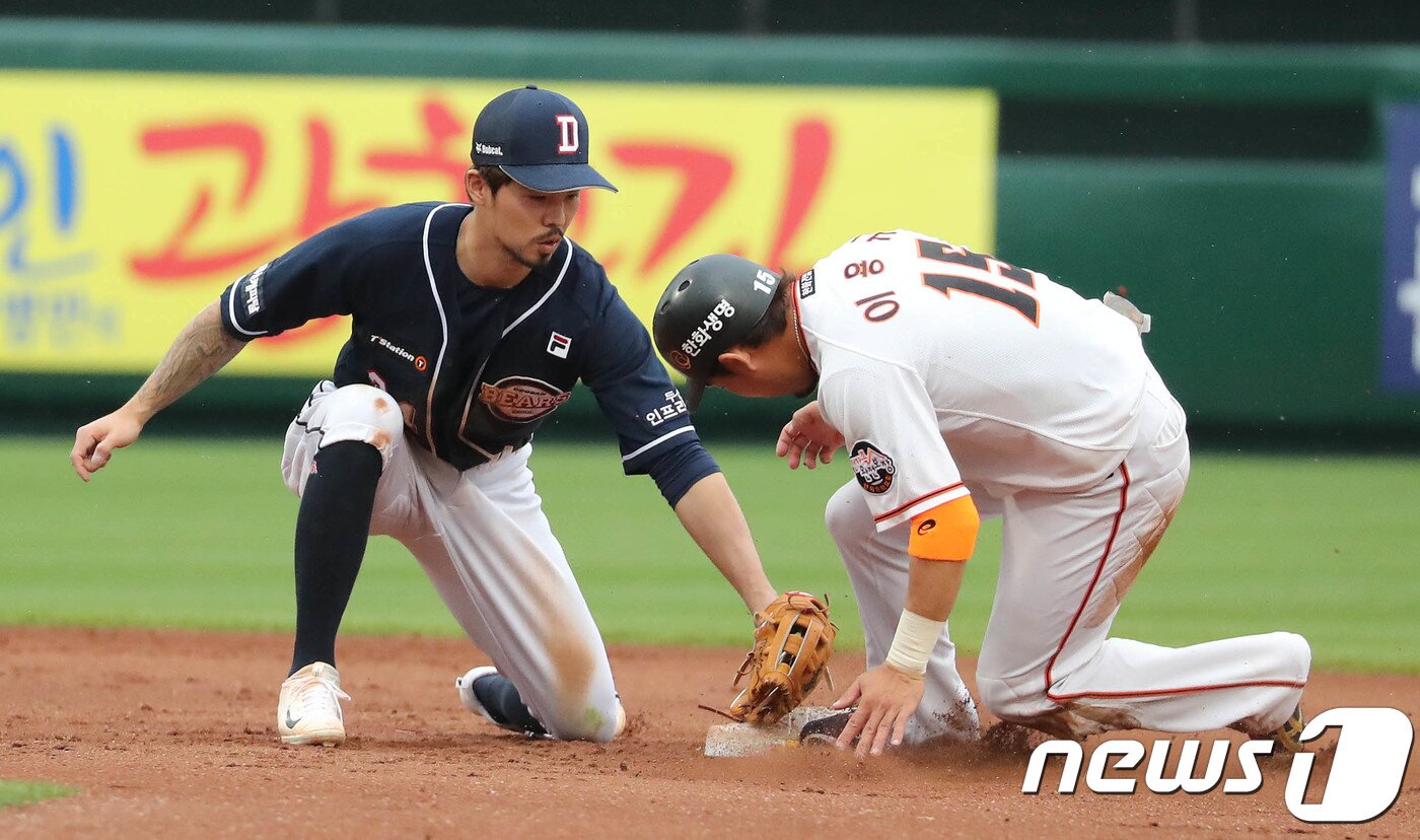 본문 이미지 - 22일 오후 대전 한화생명 이글스파크에서 열린 2018 프로야구 신한은행 마이카 KBO리그 한화 이글스와 두산 베어스의 경기 6회말 2사 1루 상황에서 한화 이용규가 투수폭투로 2루로 뛰고 있다. 2018.5.22/뉴스1 ⓒ News1 주기철 기자
