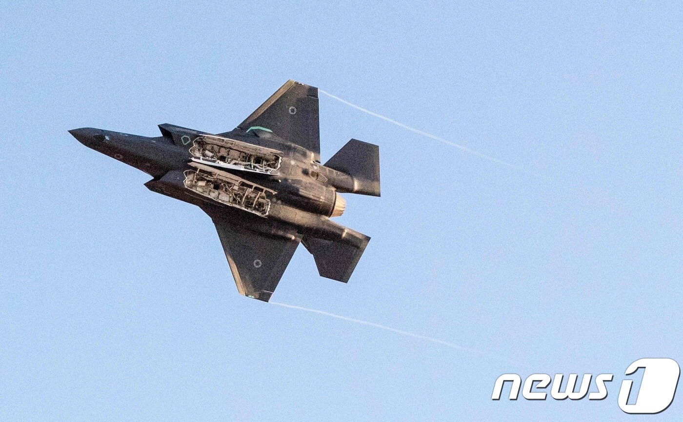 본문 이미지 - 2017년 6월 이스라엘남부 하체림 공군기지에서 열린 에어쇼의 F-35전투기 ⓒ AFP=뉴스1 ⓒ AFP=뉴스1