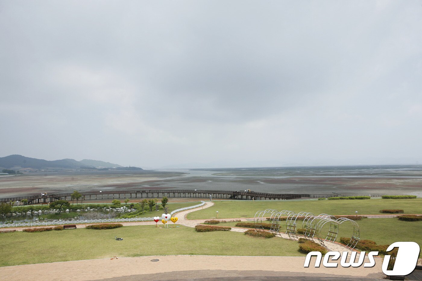 본문 이미지 - 무안황토갯벌랜드와 무안갯벌(한국관광공사 제공) ⓒ News1