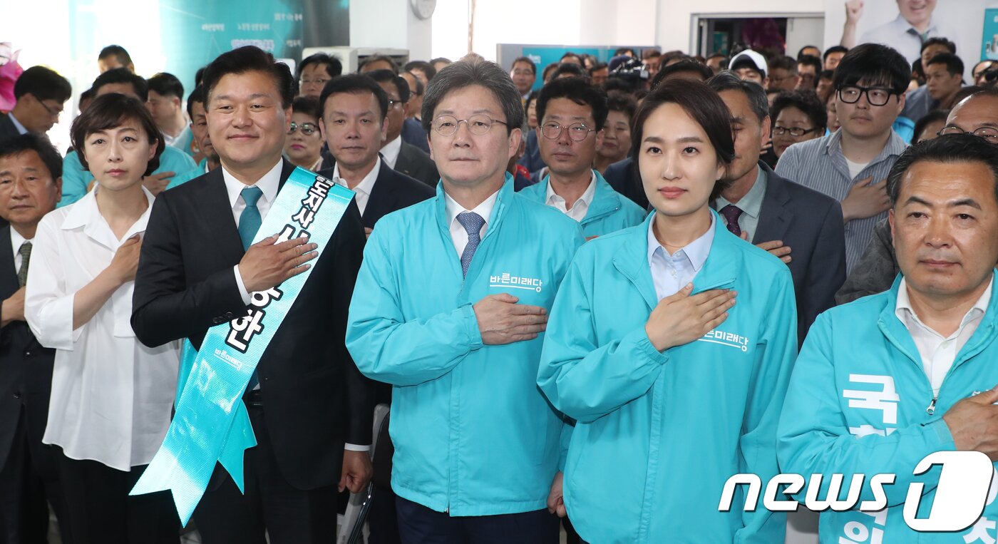 본문 이미지 - 유승민 바른미래당 대표와 김수민 충북도당 위원장(오른쪽 두번째), 신용한 충북지사 예비후보(왼쪽 두번째) 등이 지난달 23일 오후 충북 청주시 신용한 선거사무소 개소식에서 국민의례를 하고 있다. 2018.5.23/뉴스1 ⓒ News1 김용빈 기자