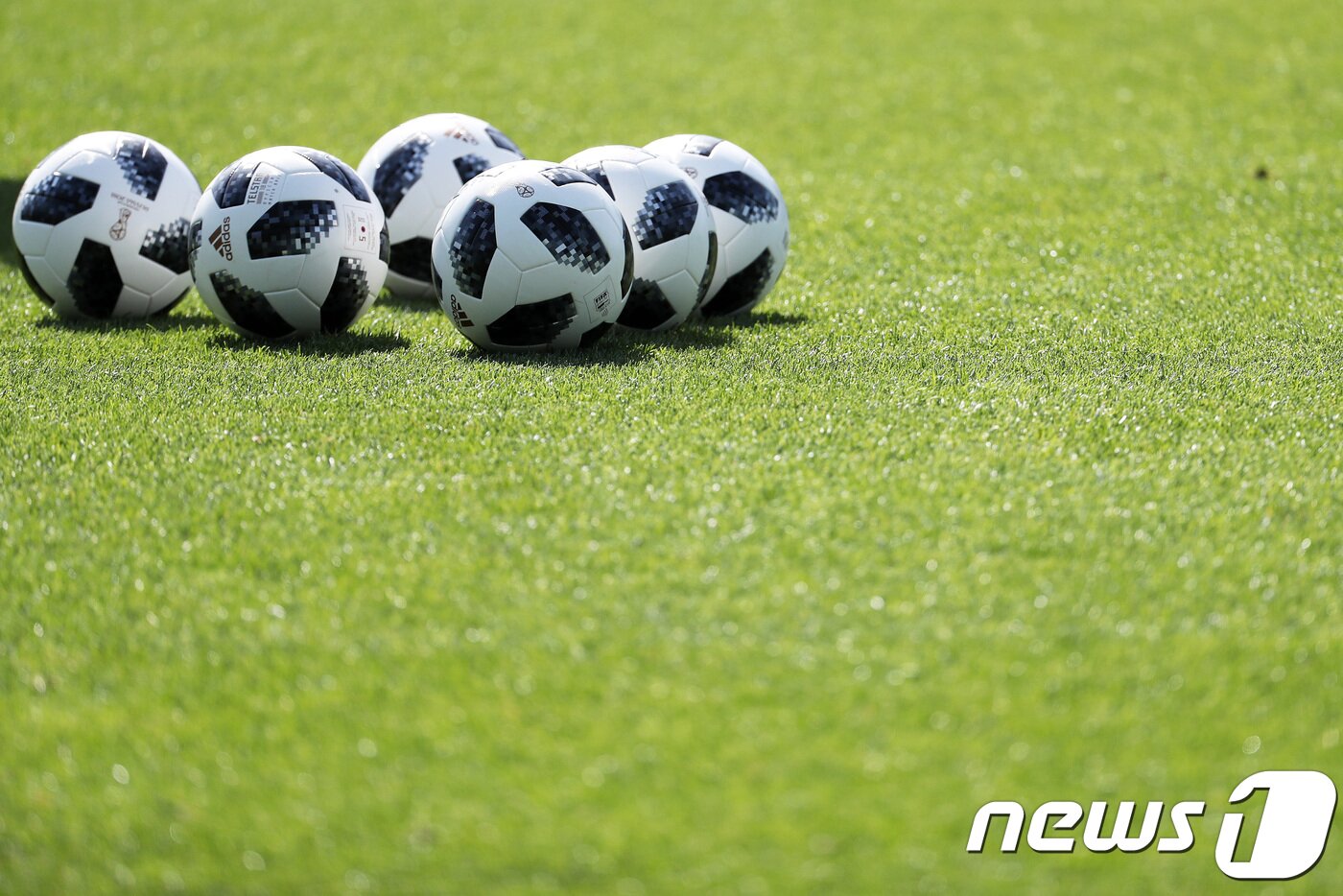 본문 이미지 - 2018러시아 월드컵 공인구 '텔스타 18'이 그라운드에 놓여 있다. 2018.5.23/뉴스1 ⓒ News1 오대일 기자