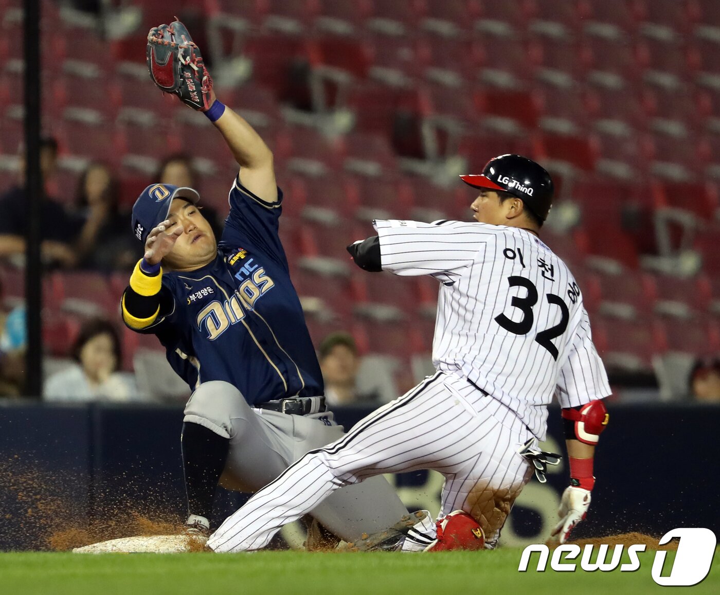 본문 이미지 - 선수 부상을 방지하고 안전한 경기 운영을 위한 '더블 플레이 시도 시 슬라이딩 규정'이 신설됐다. /뉴스1 DB ⓒ News1 황기선 기자