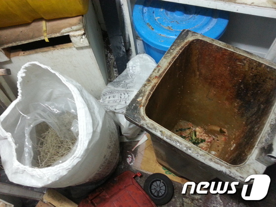 한 '맛집' 주방에서 놓여 있던 주요 식재료 '당면' 옆에 음식물 쓰레기통이 버젓이 놓여있다.(부산지방경찰청 제공)© News1