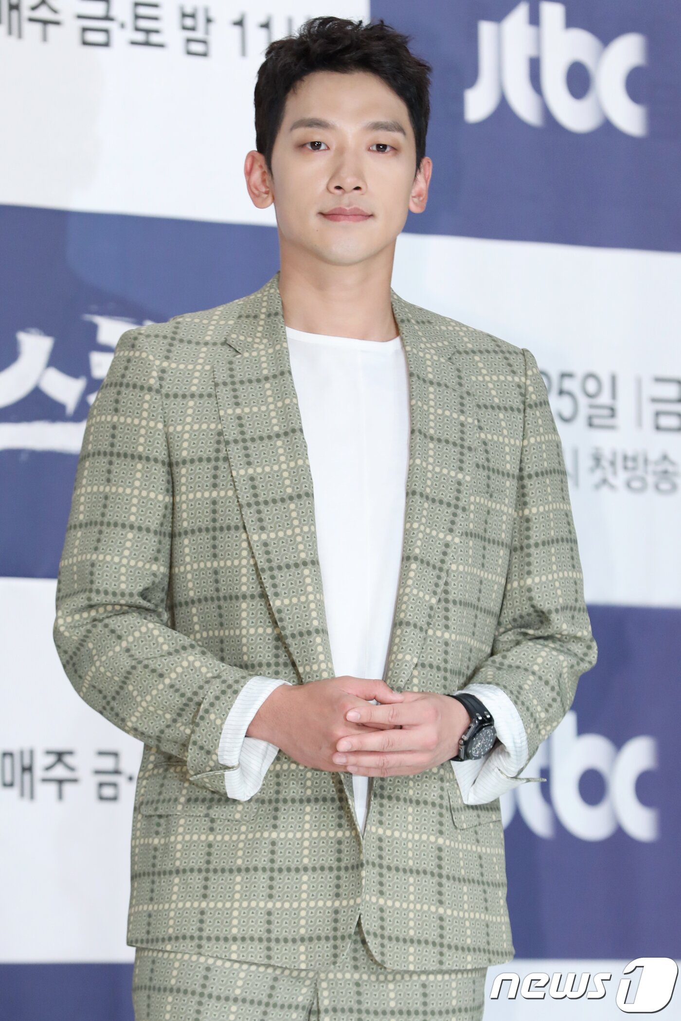 본문 이미지 - 배우 정지훈이 24일 오후 서울 영등포구 타임스퀘어 아모리스홀에서 진행된 JTBC 드라마 '스케치' 제작발표회에 참석해 포즈를 취하고 있다. 2018.5.24./뉴스1 ⓒ News1 강고은 에디터