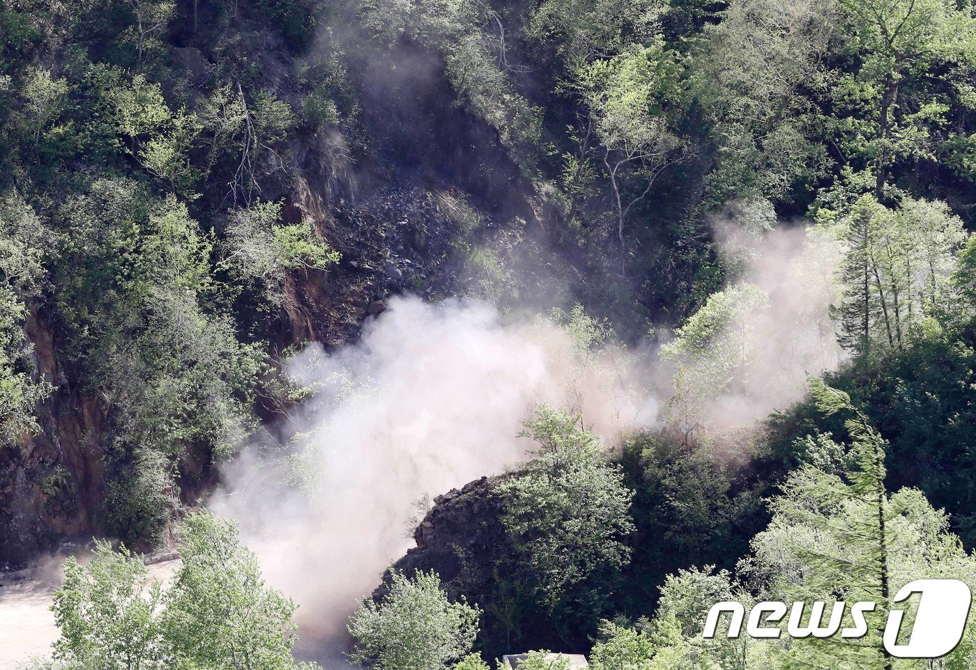본문 이미지 - 지난 5월 24일 함경북도 길주군 풍계리 핵실험장 폐기 의식 당시  3번 갱도 폭파 순간 흙과 돌무더기가 무너져 내리고 있다. 2018.5.25/뉴스1 ⓒ News1 사진공동취재단