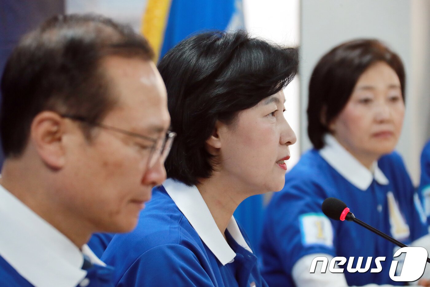 본문 이미지 - 추미애 더불어민주당 상임선대위원장이 25일 오전 서울 여의도 더불어민주당 당사에서 열린 중앙선거대책위원회의에서 모두발언을 하고 있다. 2018.5.25/뉴스1 ⓒ News1 이동원 기자