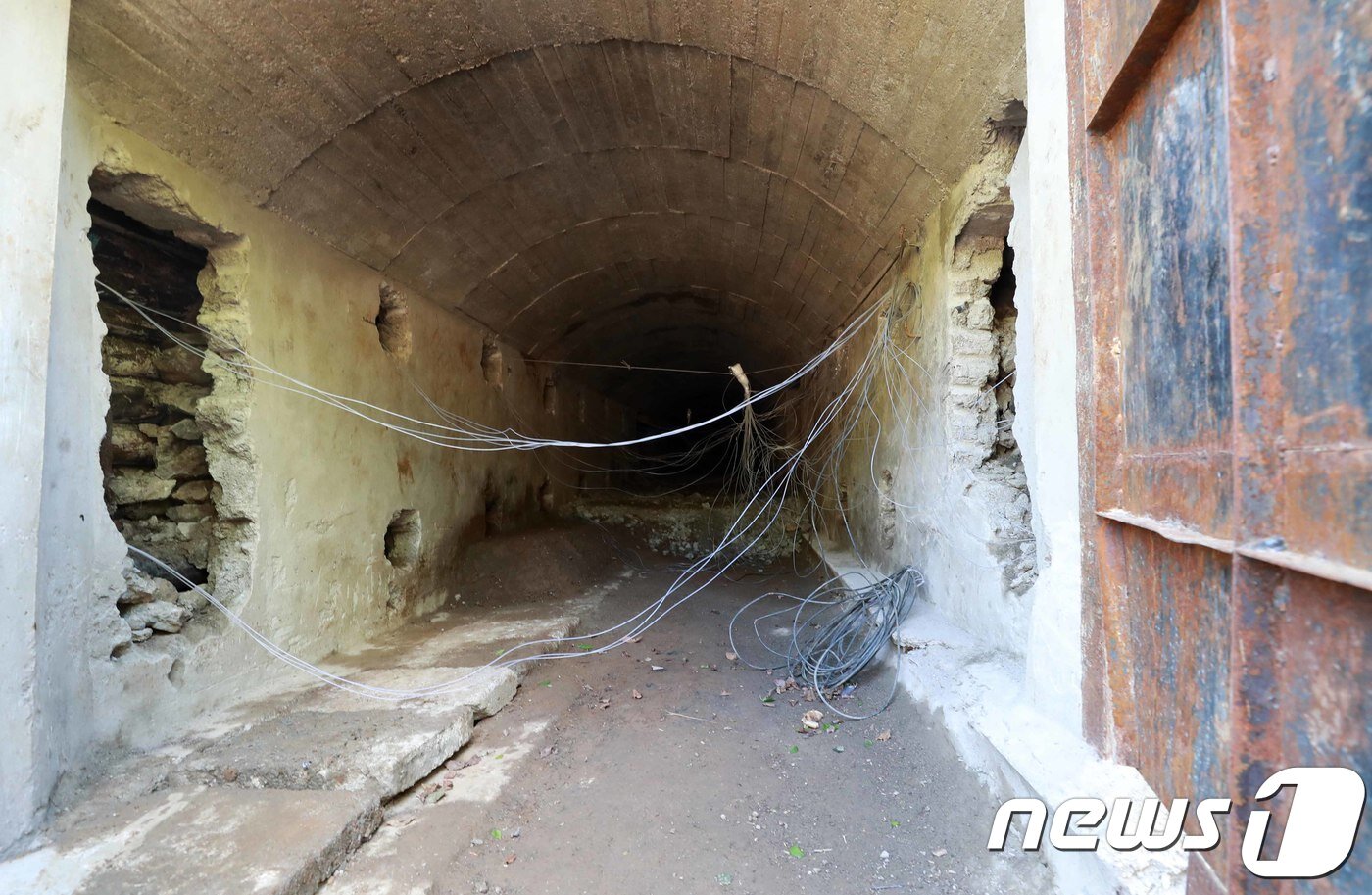 본문 이미지 - 폭파 전의 북한 함경북도 길주군 풍계리 핵실험장 3번 갱도 입구. 2018.5.25/뉴스1 ⓒ News1 사진공동취재단