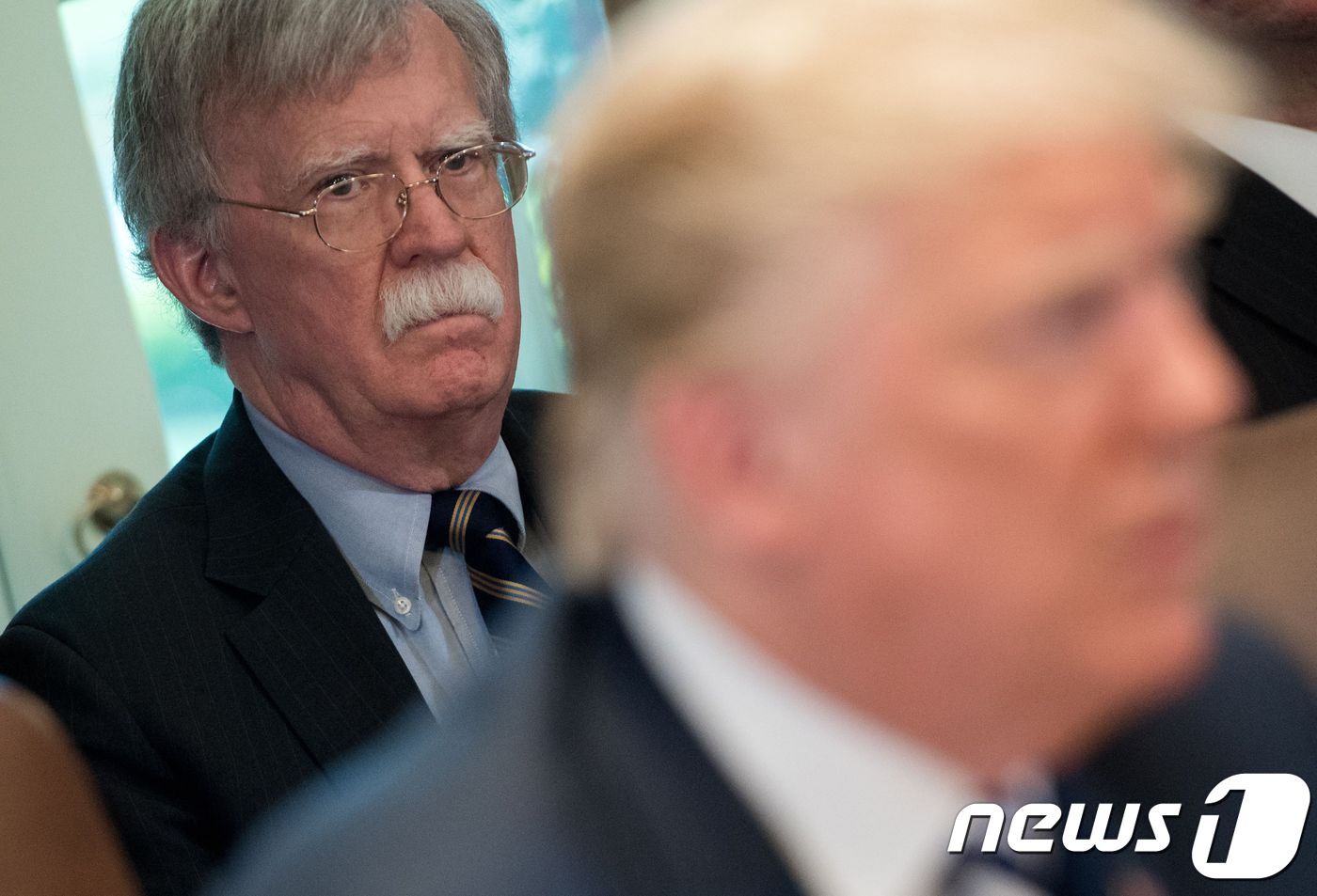 본문 이미지 - 존 볼턴 미국 백악관 국가안전보장회의(NSC) 보좌관이 지난 9일(현지시간) 내각회의에서 도널드 트럼프 대통령의 발언을 경청하고 있다. ⓒ AFP=뉴스1