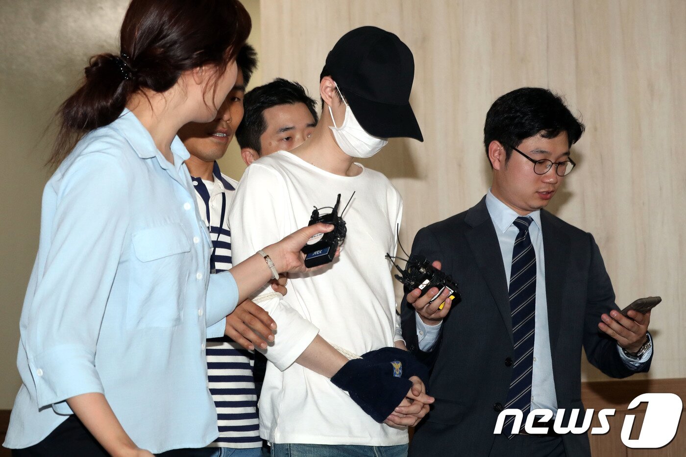 본문 이미지 - 유명 유튜버 양예원씨의 노출사진을 파일공유 사이트에 재유포한 혐의를 받고 있는 강모씨가 26일 오후 서울 마포경찰서에서 영장실질심사를 받기 위해 서울서부지법으로 향하고 있다.2018.5.26/뉴스1 ⓒ News1 이광호 기자