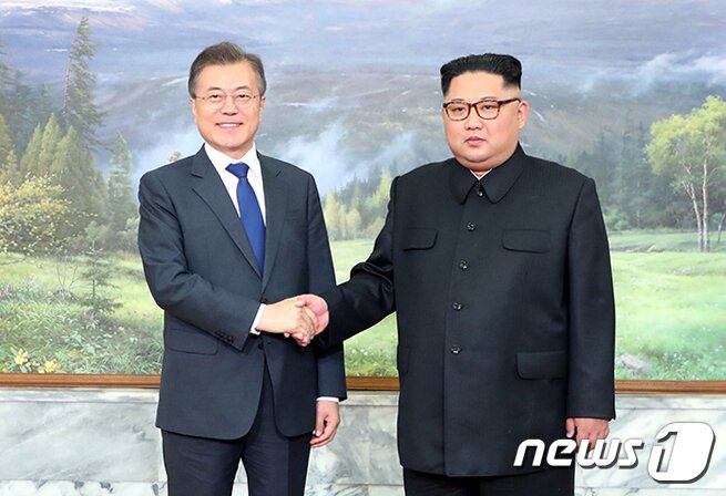 본문 이미지 - 문재인 대통령과 김정은 국무위원장이 2018년 판문점 북측 통일각에서 만나 백두산 그림 앞에서 악수하고 있다.(청와대 제공)2018.5.26/뉴스1