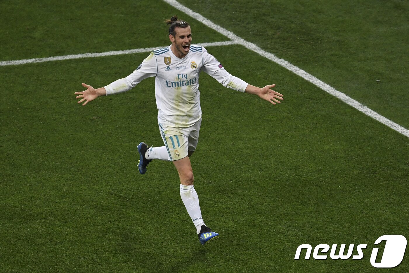 본문 이미지 - 레알 마드리드의 가레스 베일이 27일(한국시간) 우크라이나 키예프의 올림피스키 내셔널 스포츠 콤플렉스 경기장에서 열린 리버풀과의 2017-18 UEFA 챔피언스리그 결승전에서 득점 후 기뻐하고 있다. ⓒ AFP=News1