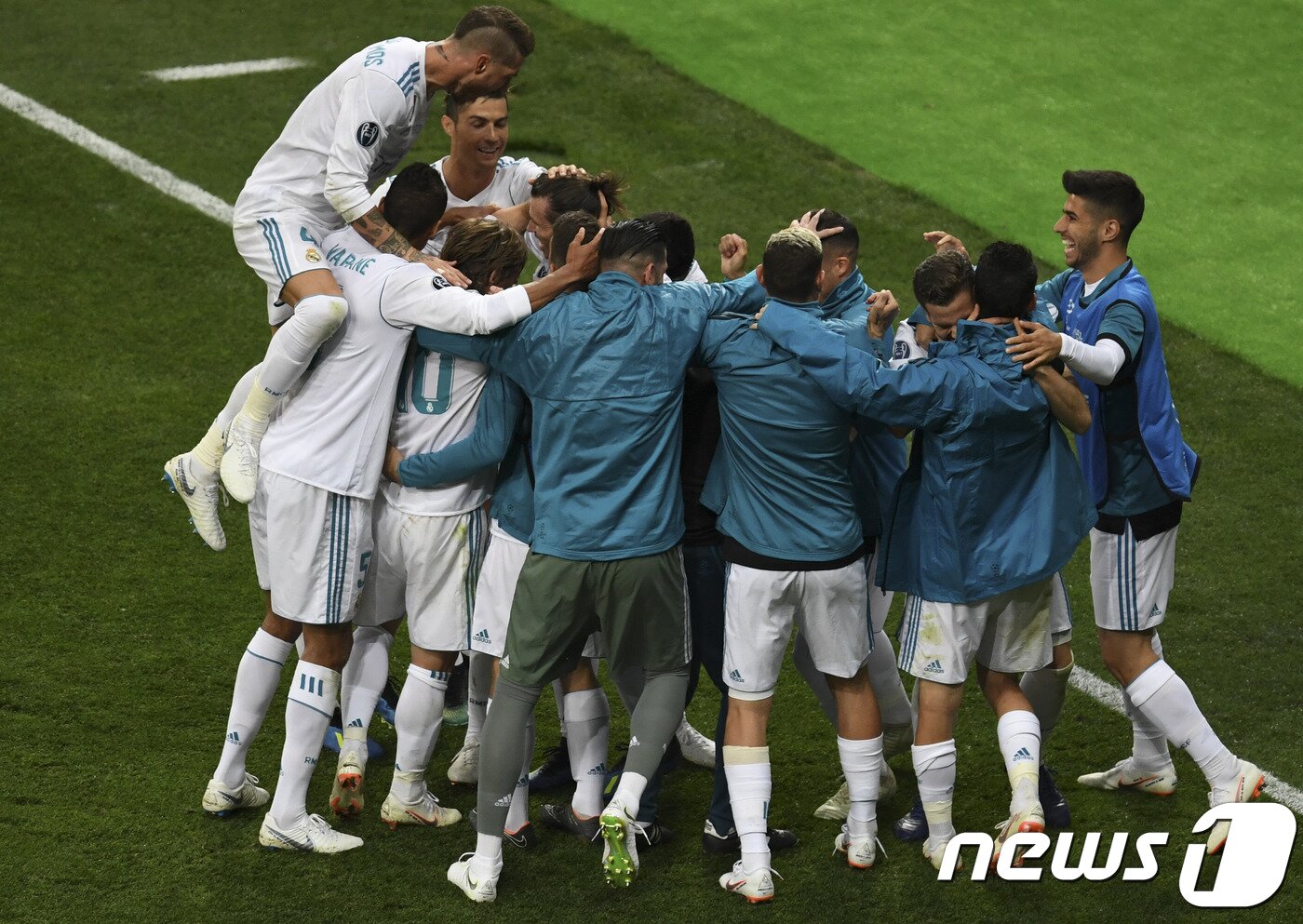 본문 이미지 - 레알 마드리드가 27일(한국시간) 우크라이나 키예프의 올림피스키 내셔널 스포츠 콤플렉스 경기장에서 열린 리버풀과의 2017-18 UEFA 챔피언스리그 결승전에서 득점 후 기뻐하고 있다. ⓒ AFP=News1