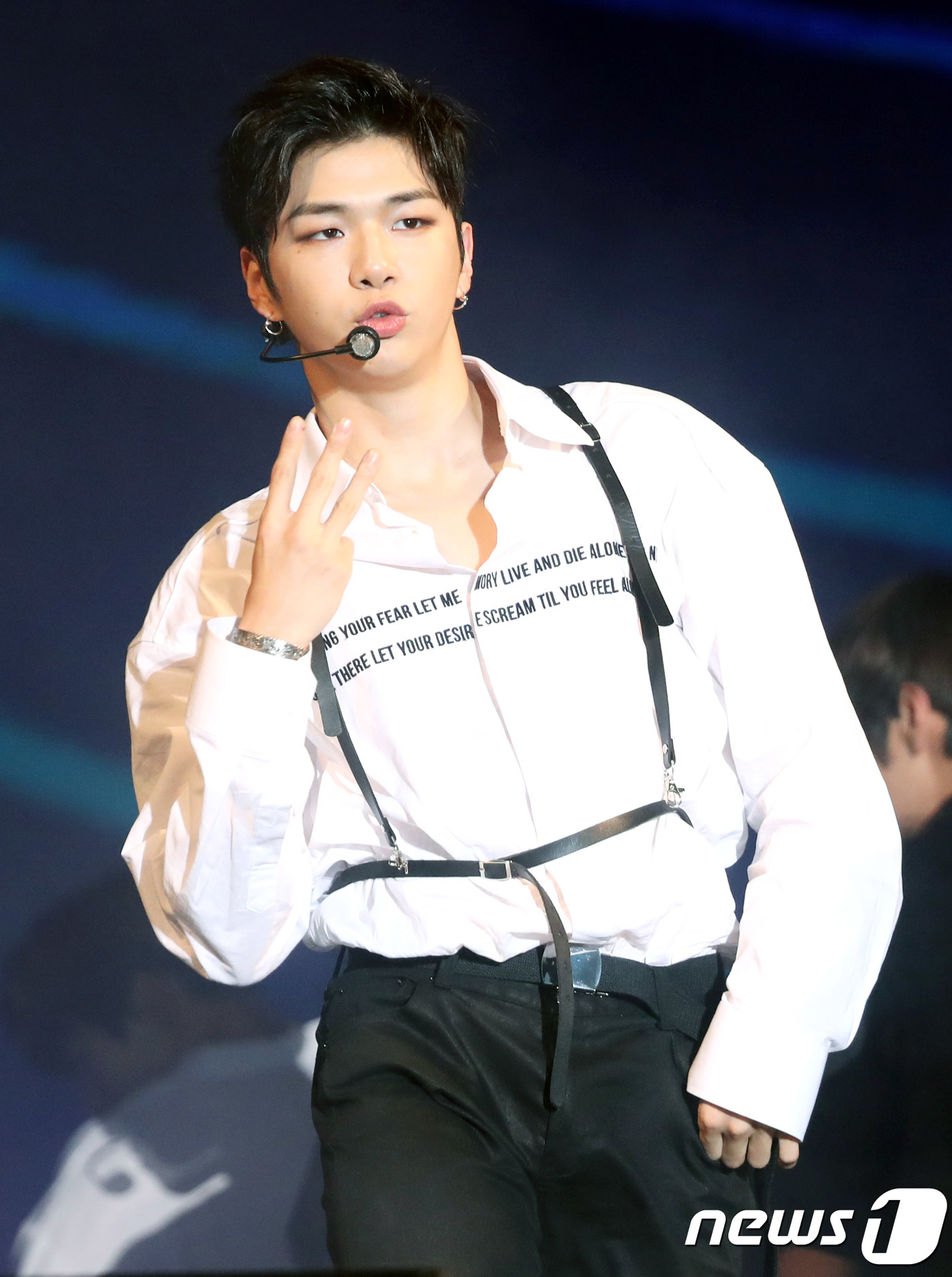 (파주=뉴스1) 권현진 기자 = 워너원 강다니엘이 26일 오후 경기도 파주 서원밸리에서 열린 ‘2018 서원밸리 자선 그린콘서트’에 출연해 화려한 공연을 선보이고 있다. 2018. …