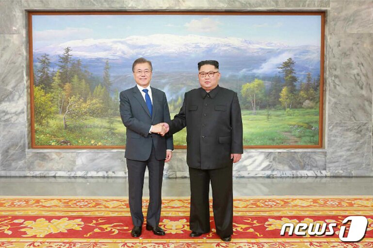 본문 이미지 - 북한 노동신문이 문재인 대통령과 김정은 국무위원장이 지난 26일 판문점 북측 통일각에서 제2차 남북정상회담을 개최했다고 27일 보도했다.&#40;노동신문&#41; 2018.5.27/뉴스1