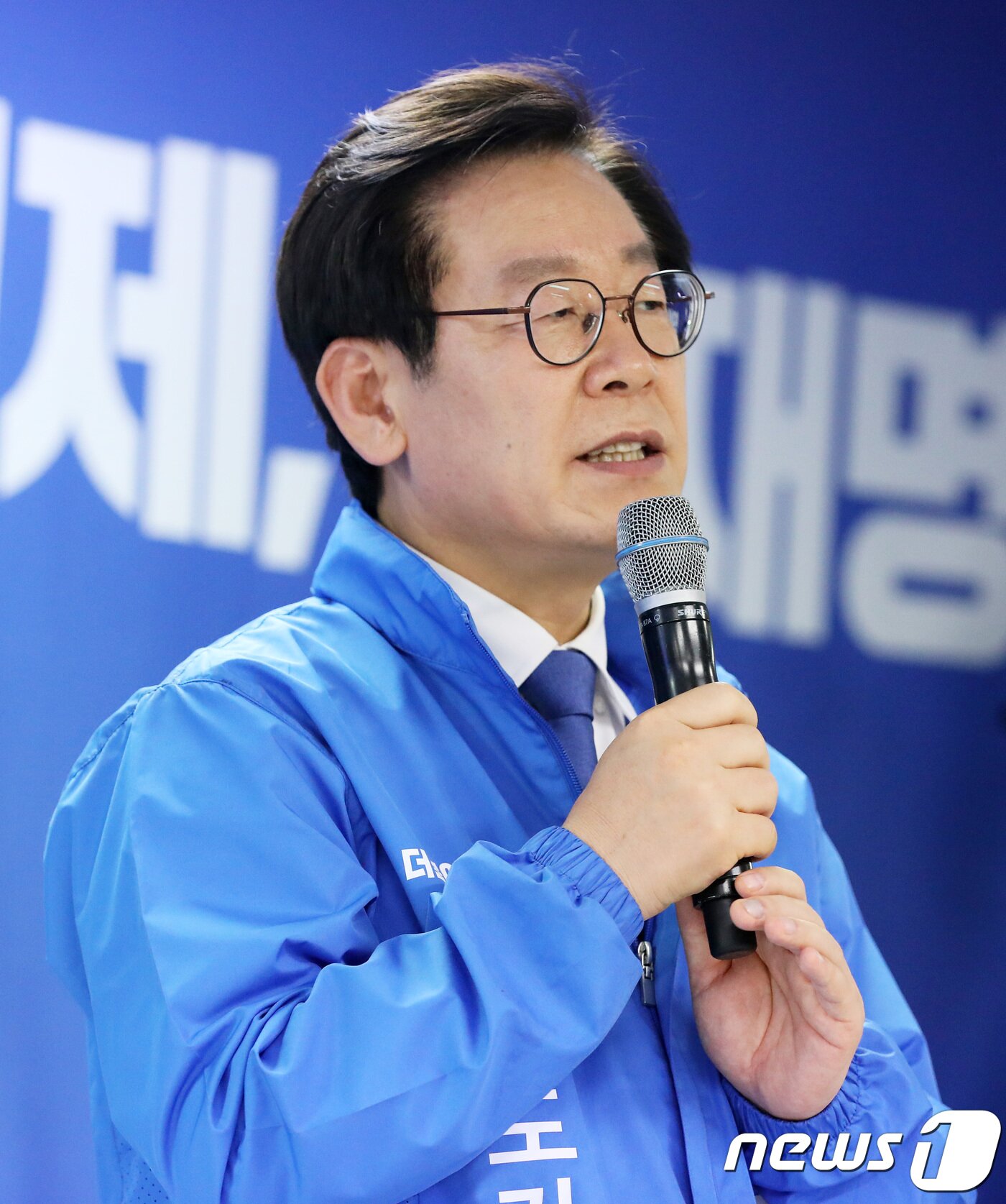 본문 이미지 - 이재명 더불어민주당 경기도지사 후보가 27일 오후 경기도 수원시 팔달구 마라톤빌딩에서 열린 이 후보의 선거 사무소 개소식에서 인사말을 하고 있다. 2018.5.27/뉴스1 ⓒ News1 오장환 기자