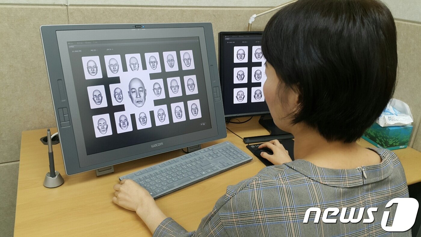 본문 이미지 - 경찰이 폴리스케치(Polisketch) 프로그램을 이용해 몽타주를 만들어야 할 대상자의 얼굴형을 선택하는 모습.ⓒ News1 조아현 기자