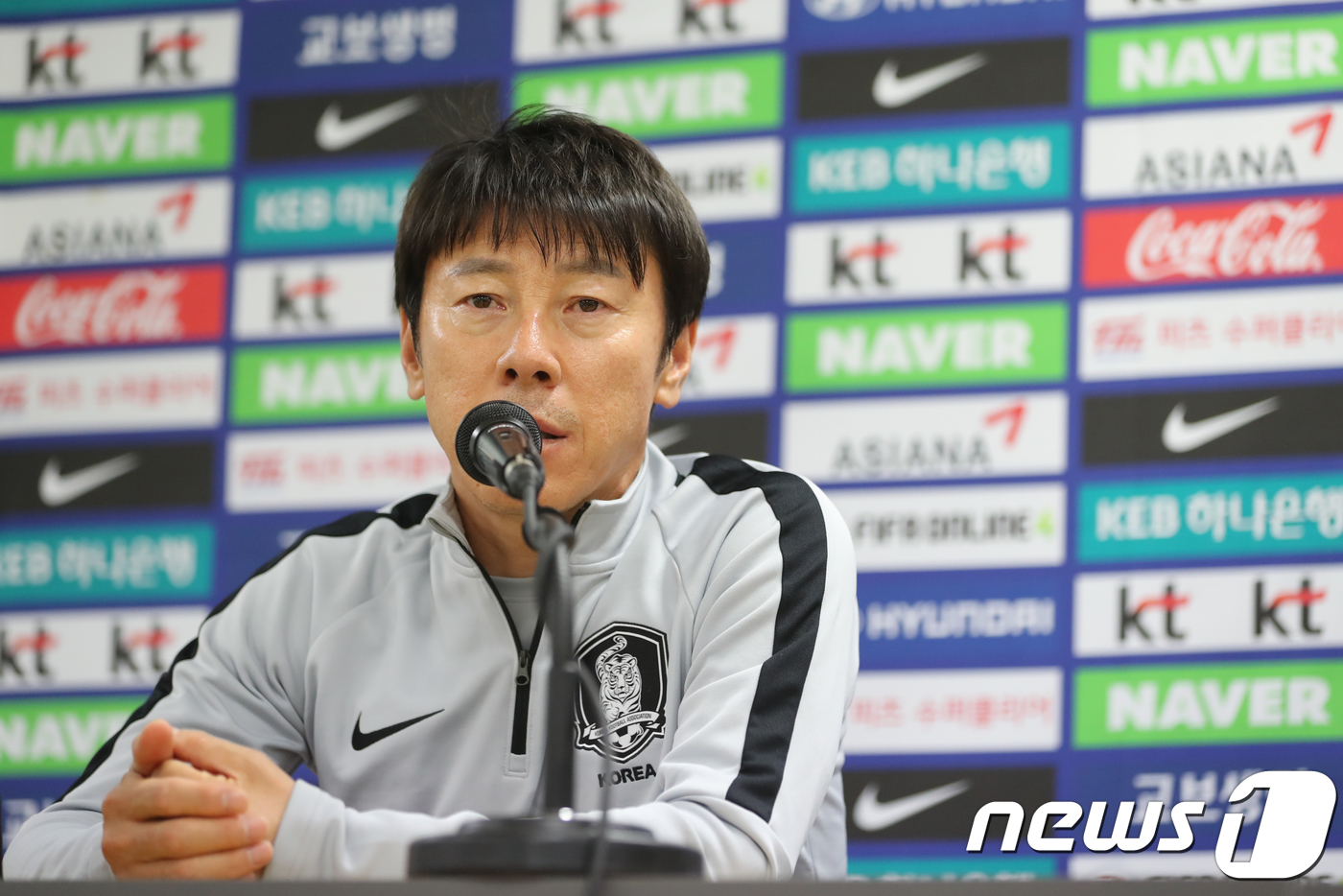 (대구=뉴스1) 공정식 기자 = 신태용 축구 국가대표팀 감독이 온두라스와의 평가전을 하루 앞두고 27일 오후 대구스타디움에서 열린 기자회견에 참석해 취재진의 질문에 답하고 있다. …