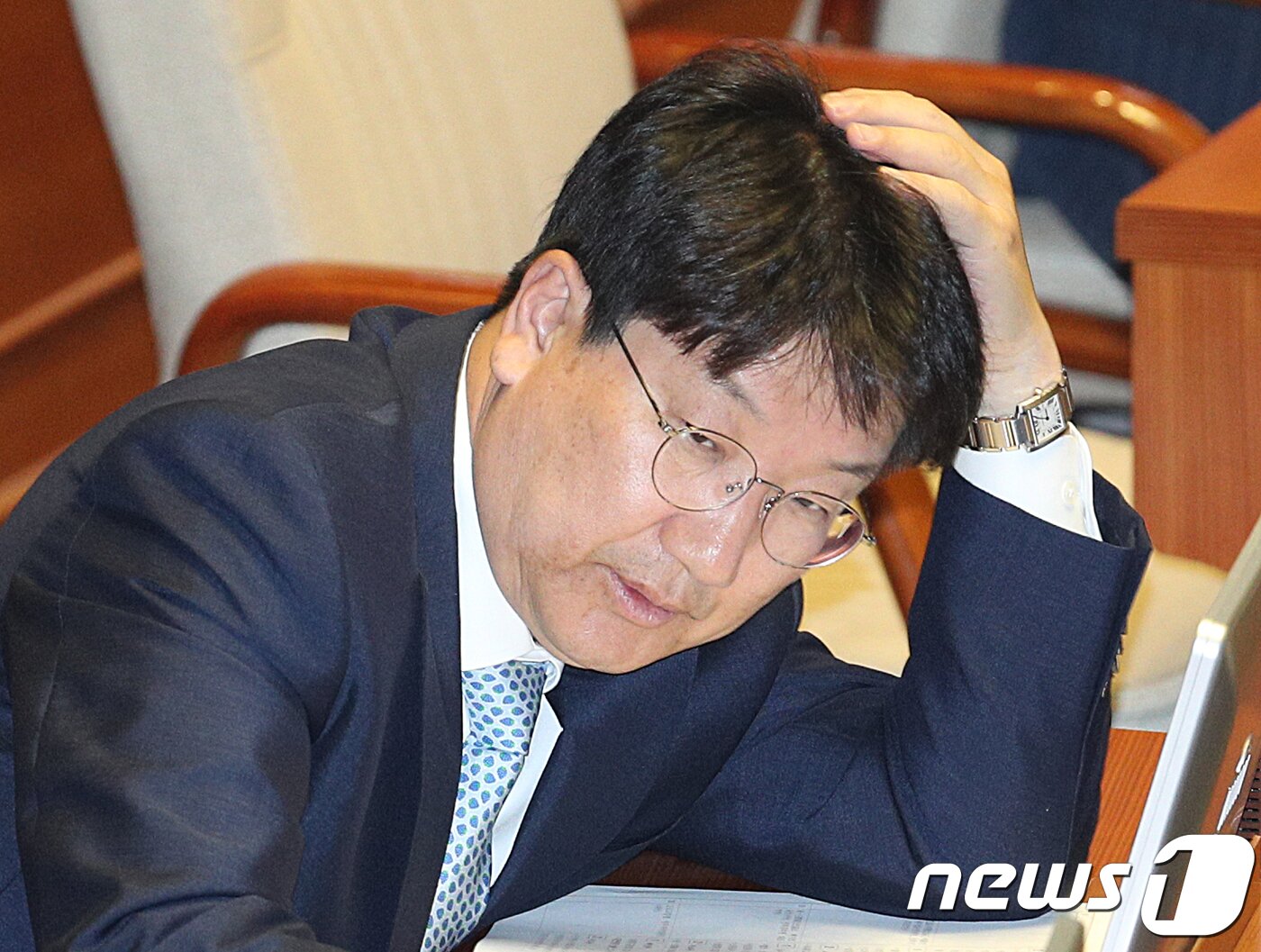 본문 이미지 - 권성동 자유한국당 의원이 28일 오후 서울 여의도 국회 본회의장에서 열린 본회의에 참석해 있다. 이날 본회의에서는 강원랜드 채용 과정에서 부정 정탁을 한 혐의를 받고 있는 권 의원에 대한 체포동의안이 보고된다. 2018.5.28/뉴스1 ⓒ News1 신웅수 기자