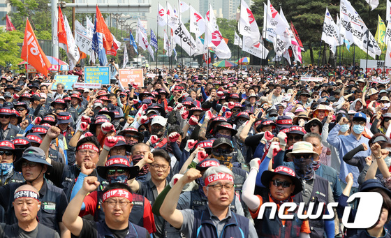 민주노총, 국회 앞에서 최저임금법 개악 저지 총파업 개최