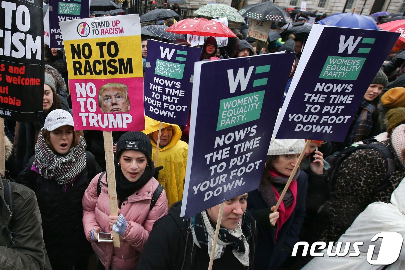 본문 이미지 - 올 1월 영국 런던에서 열린 '여성 행진'에도 도널드 트럼프 미국 대통령을 비판하는 문구가 적힌 팻말이 등장했다. ⓒ AFP=뉴스1