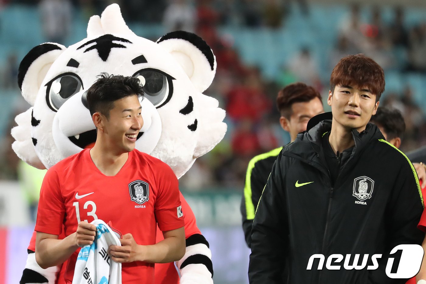 본문 이미지 - 손흥민과 기성용. ⓒ News1