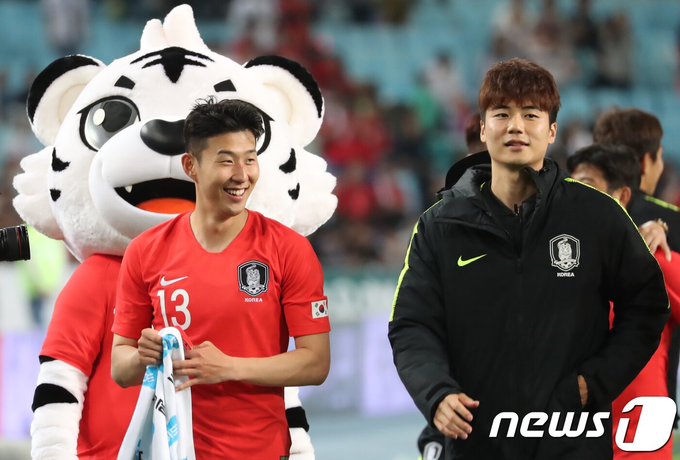 본문 이미지 - 한국 축구대표팀 주장 손흥민&#40;왼쪽&#41;과 전 주장 기성용. ⓒ News1 공정식 기자