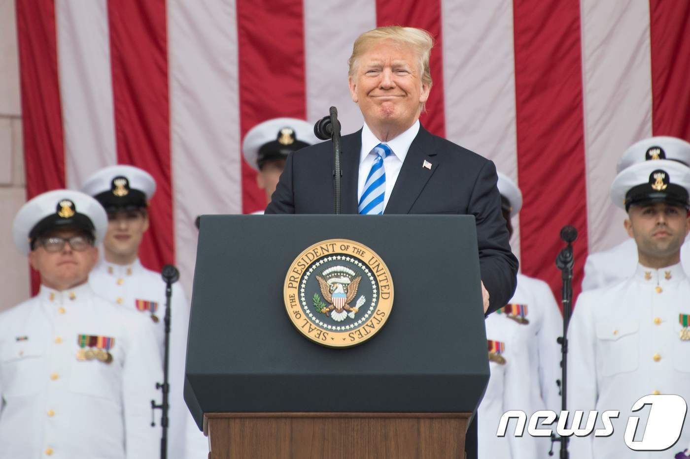 본문 이미지 - 28일 알링턴 국립묘지에서 연설하고 있는 도널드 트럼프 미국 대통령 ⓒ AFP=뉴스1
