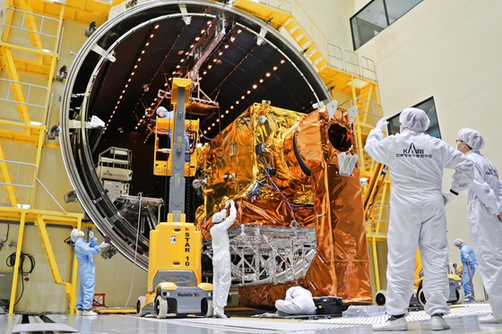 한국항공우주연구원 연구진들이 천리안A2호 열진공시험을 진행하고 있다.(항우연 제공)