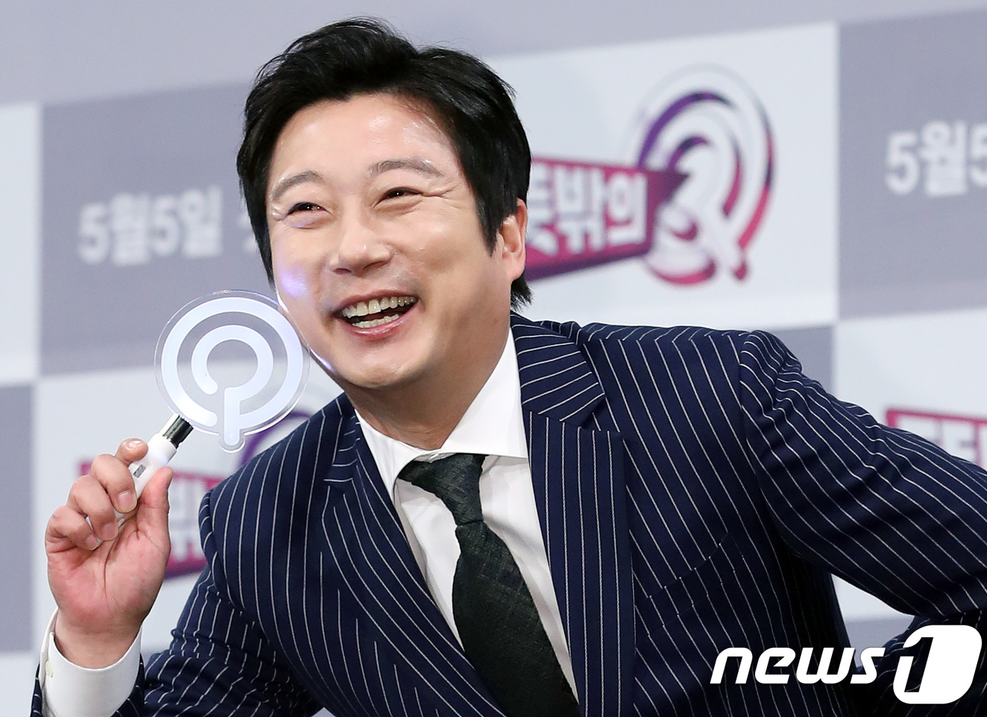 (서울=뉴스1) 권현진 기자 = 방송인 이수근이 3일 오전 서울 마포구 MBC 골든마우스홀에서 열린 MBC 새 예능 ‘뜻밖의 Q’ 제작발표회에 참석해 포즈를 취하고 있다. 2018 …