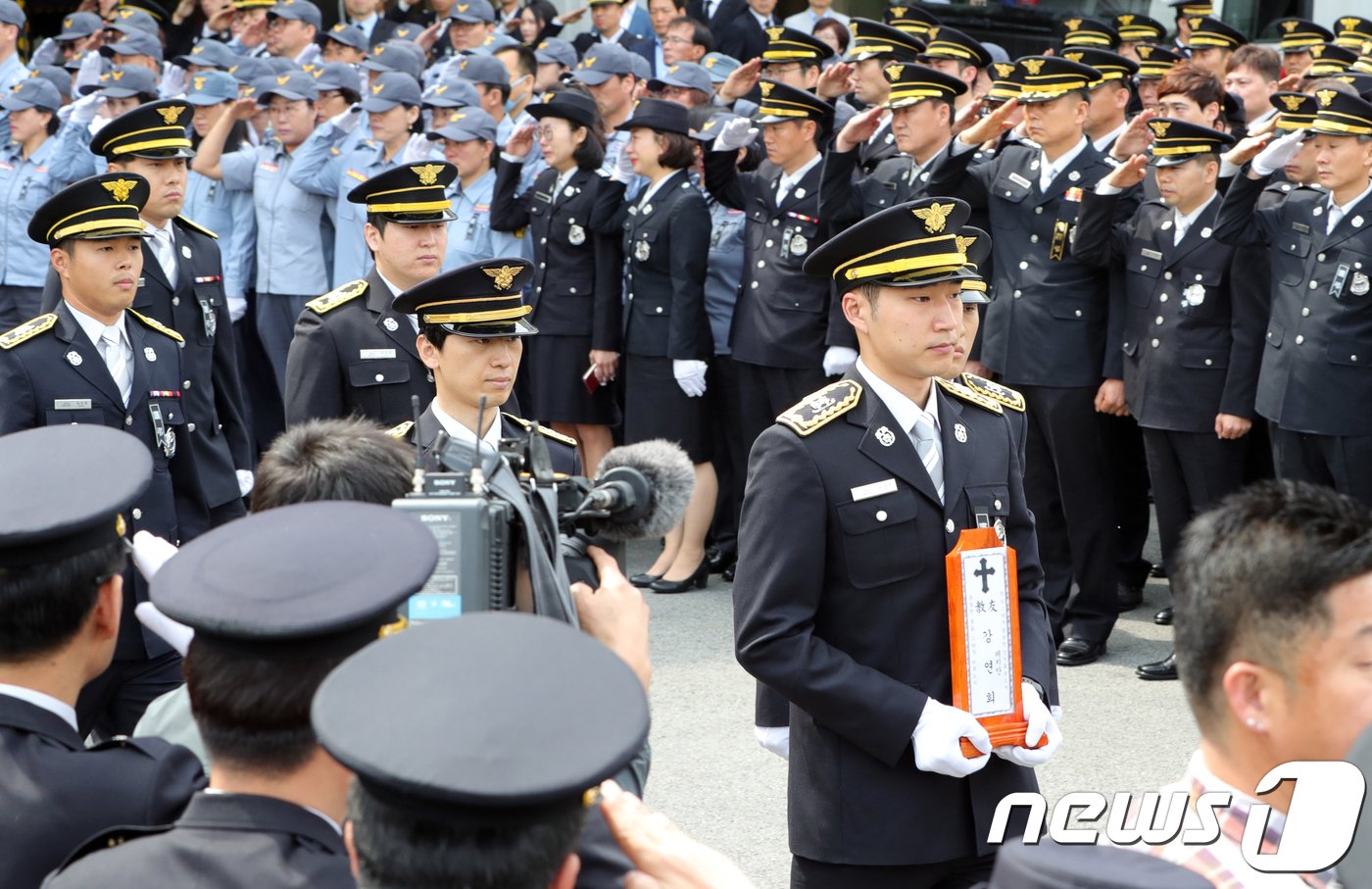 본문 이미지 - 3일 전북 익산시 익산소방서에서 열린 故 강연희 소방경의 영결식에서 동료들이 떠나는 고인의 위패를 향해 경례를 하고 있다. 故 강 소방경은 구조하던 취객에 폭행당한 후 극심한 스트레스를 호소하다 뇌출혈로 쓰러져 숨졌다.2018.5.3/뉴스1 ⓒ News1 문요한 기자