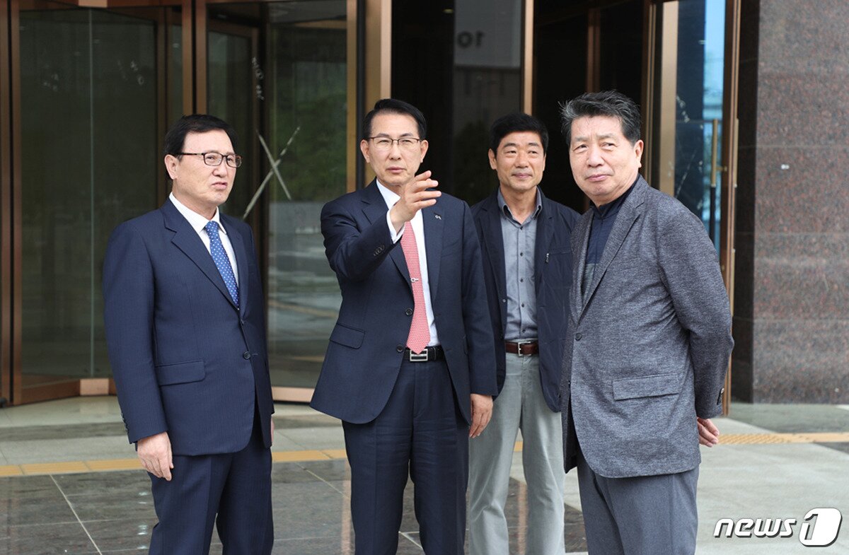 본문 이미지 - 이완섭 시장(왼쪽에서 2번째)이 베니키아 호텔 서산을 방문해 준비상황을 점검하고 있다(왼쪽에서 1번째 삼운레저 이태의 회장, 왼쪽에서 4번째 삼운레저 김한성 사장)ⓒ News1