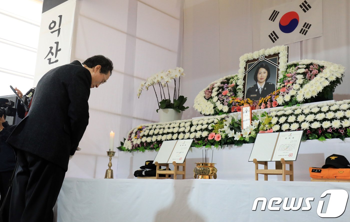 본문 이미지 - 3일 전북 익산시 익산소방서에서 열린 故 강연희 소방경의 영결식에 참석한 송하진 전북도지사가 고인에 대한 1계급 특진 추서와 공로장 봉정을 마친 뒤 고인에게 고개를 숙이고 있다. 故 강 소방경은 구조하던 취객에 폭행당한 후 극심한 스트레스를 호소하다 뇌출혈로 쓰러져 숨졌다.2018.5.3/뉴스1 ⓒ News1 문요한 기자