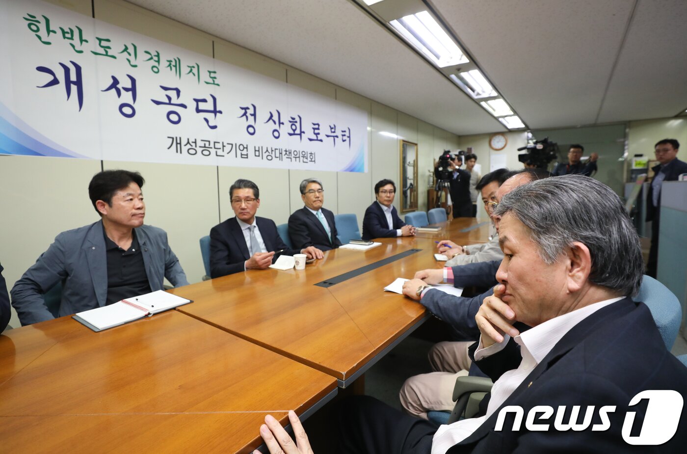 본문 이미지 - 3일 서울 여의도 중소기업중앙회 개성공단입주기업협의회에서 열린 공단 재가동을 위한 태스크포스(TF) 첫 회의에서 입주 기업 관계자들이 생각에 생각에 잠겨 있다. 2018.5.3/뉴스1 ⓒ News1 허경 기자