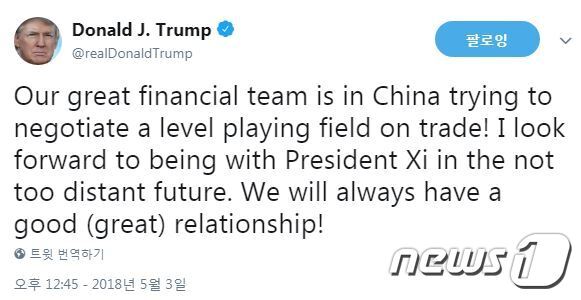 본문 이미지 - 도널드 트럼프 미국 대통령이 2일(현지시간) 트위터를 통해 무역 분야 협상을 위해 정부 경제팀이 중국으로 떠났다고 밝혔다. (트럼프 트위터 캡처) ⓒ News1