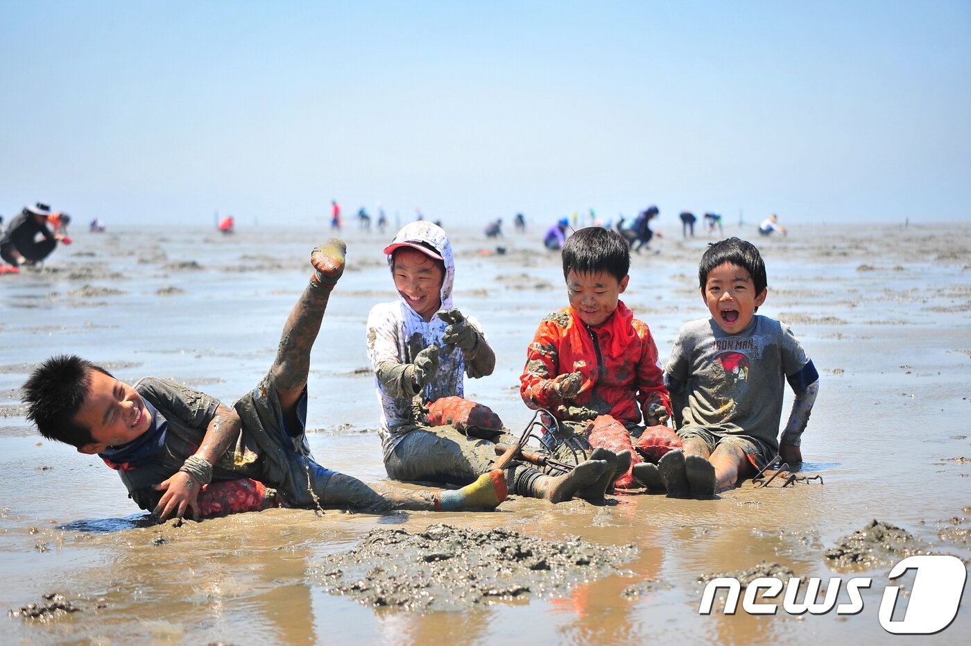 본문 이미지 - 전북 고창군이 볼거리와 즐길거리, 먹거리와 체험거리를 연계한 관광자원 발굴로 관광객 600만명 시대를 열었다. 고창갯벌 ⓒ News1 박제철 기자