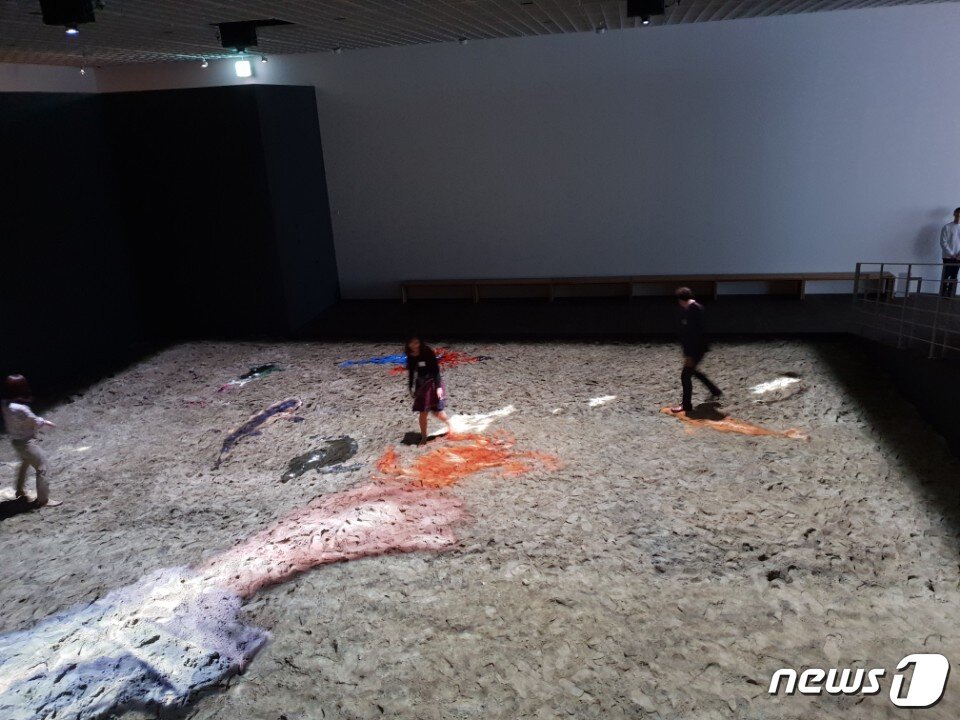 본문 이미지 - 라파엘 로자노헤머 Sandbox (Relational Architecture 17), 2010ⓒ News1