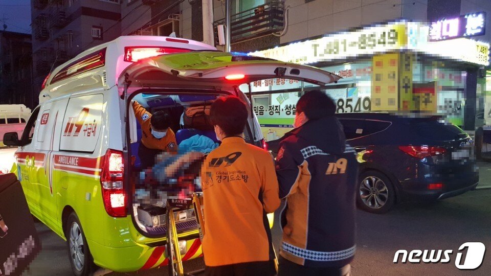 본문 이미지 - 힘겹게 환자를 후송하고 있는 119 구급대원들의 모습. ⓒ News1 DB