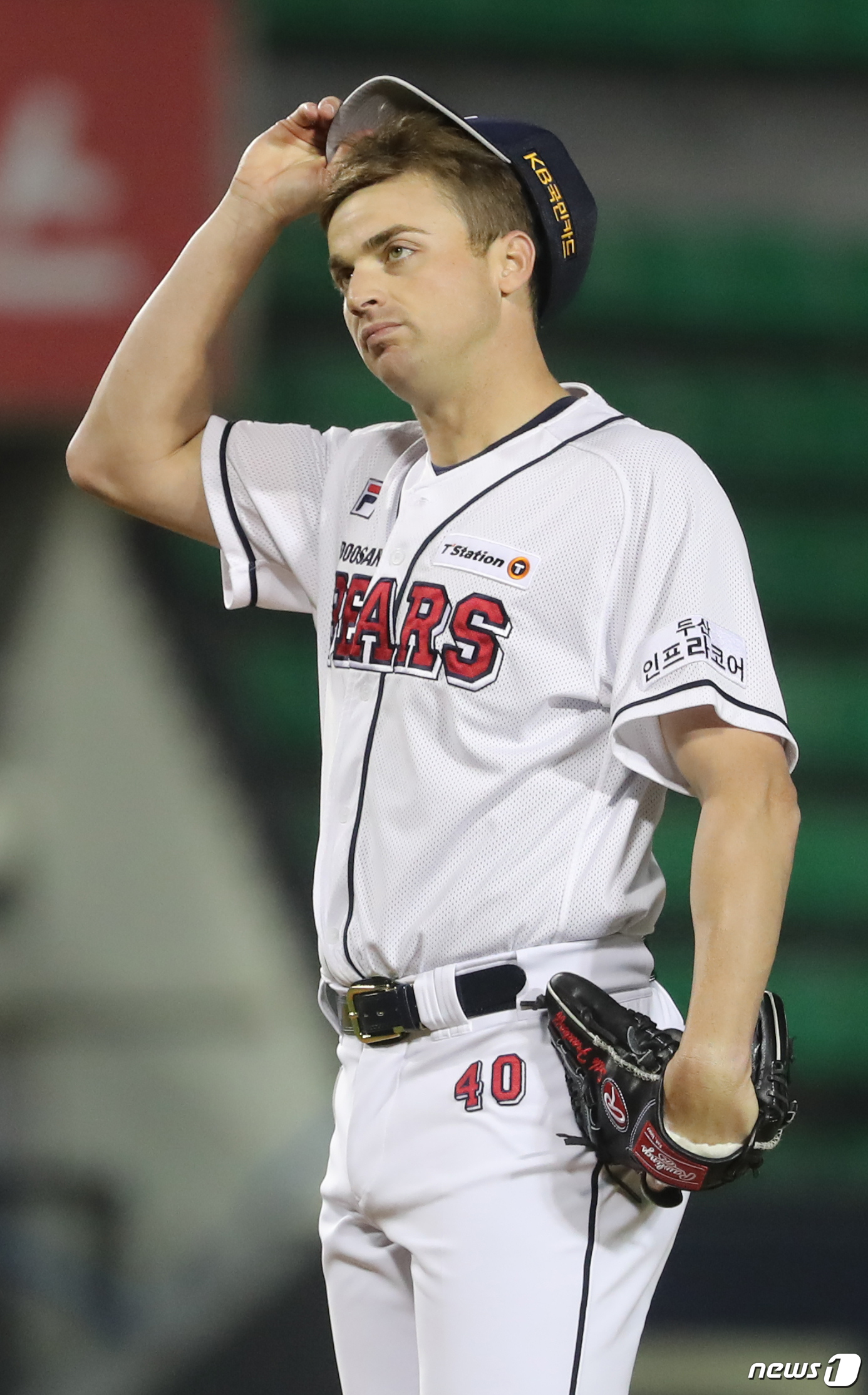 모자 고쳐쓰는 두산 선발 후랭코프 - 뉴스1